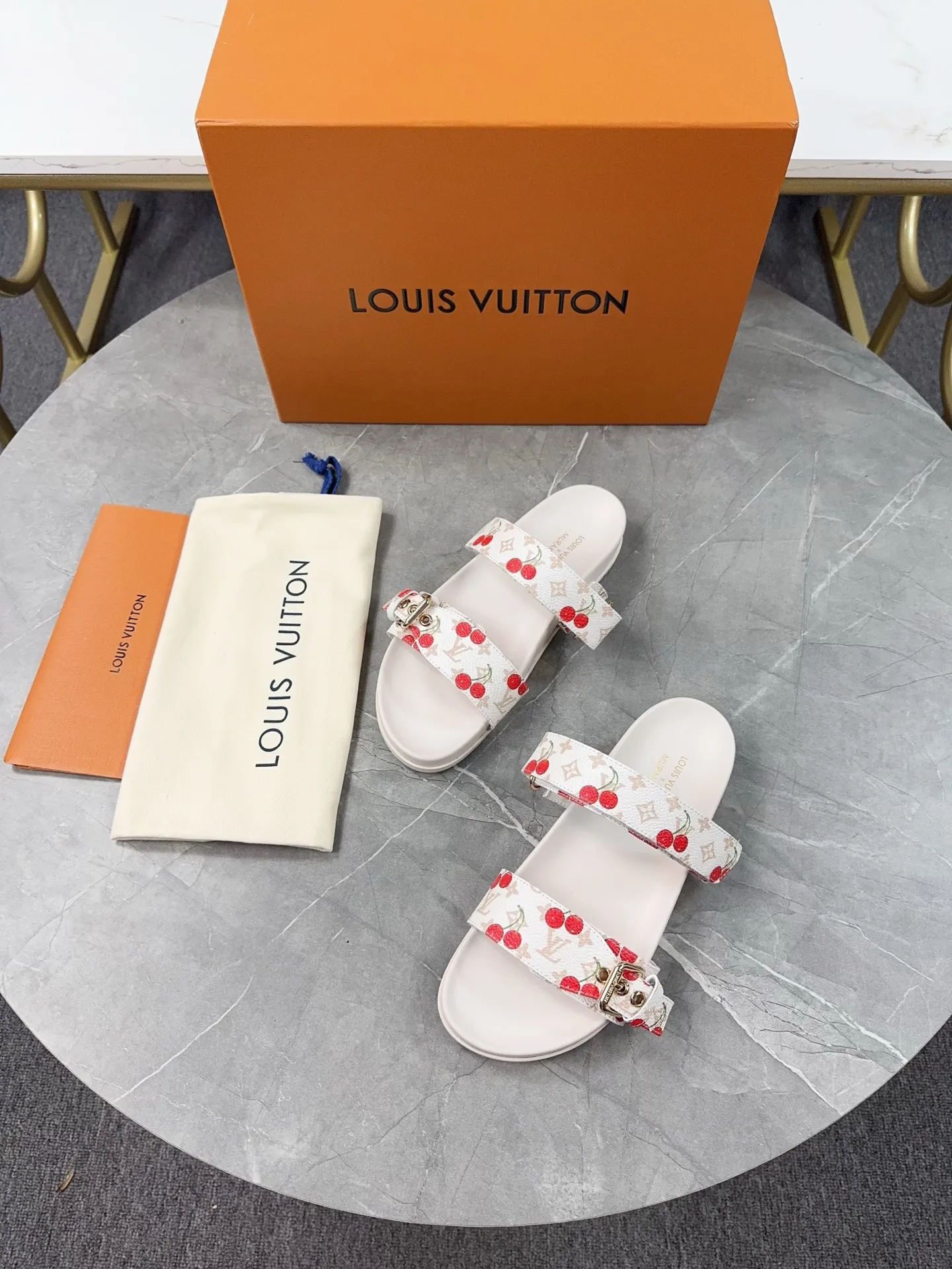 👟👟Ex-factory price 400👟👟 LV2025 spring and summer new slippers🌟The belt buckle is adjustable and elastic design, full of beach style, original molded LV metal logo decoration, fashionable and beautiful, super versatile🤳🏻Cow leather upper/custom imported jacquard fabric/original old flower leather material, water-dyed sheepskin lining (water platform + rubber sole) three-layer combination outsole 🔶Size: Female 35-43 Male: 38-46